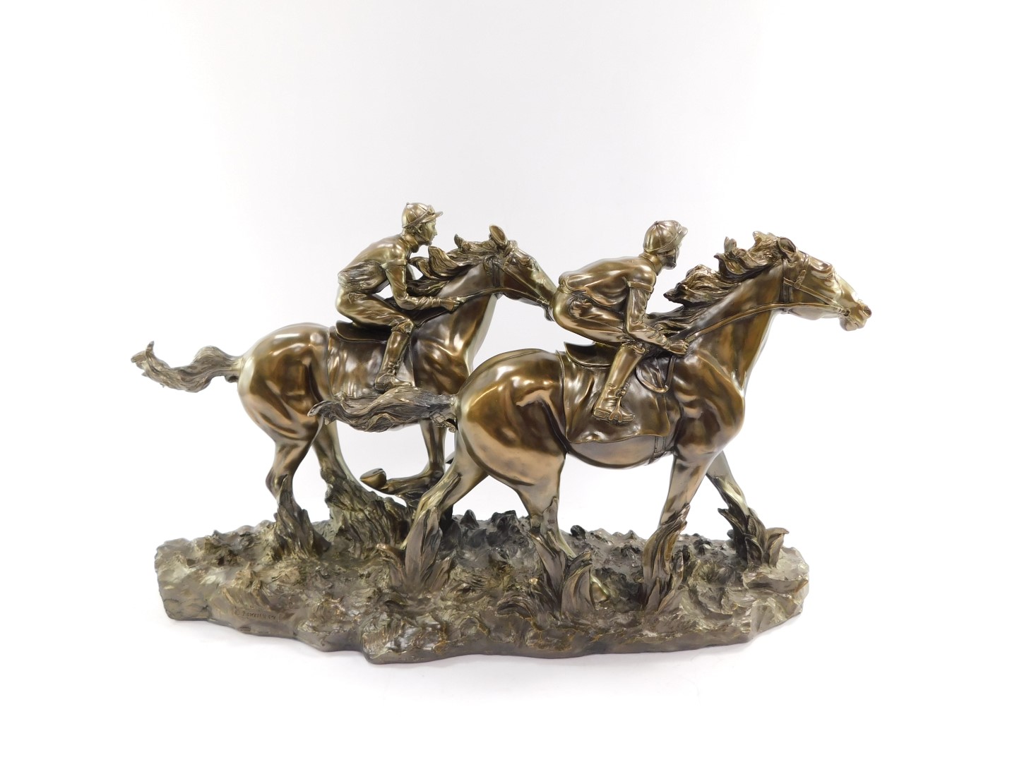 A Fairestware Academy bronzed plaster sculpture of two horse and jockeys, at the gallop, raised on a - Bild 2 aus 3