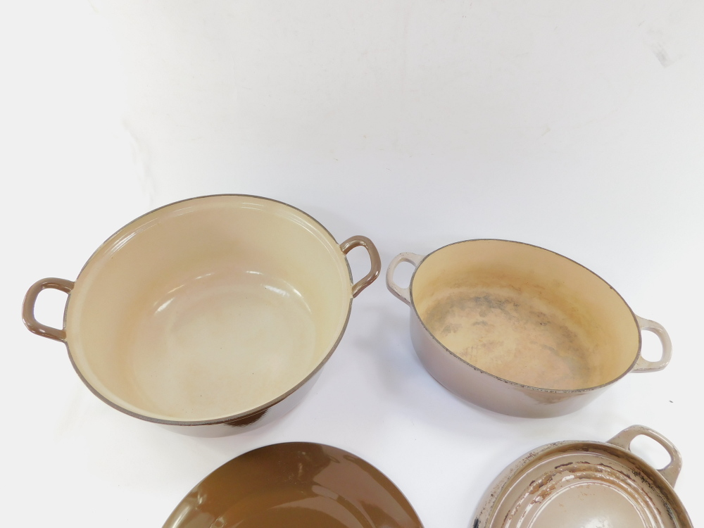 A Le Creuset brown lidded round casserole dish No 32, together with a Le Creuset grey oval roaster - Image 2 of 2