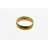 A 9ct gold thick wedding band, London 1901, 3.1g.