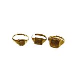 Three 9ct gold signet rings, to include one complete ring, Birmingham circa 1915, and two 9ct gold c
