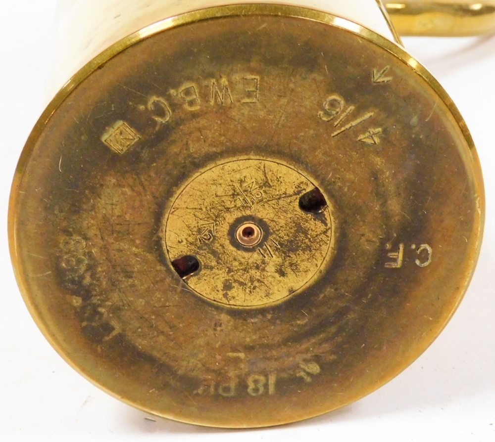 A brass shell case converted to a jug, the shell case stamped 4/16 EWBC, with conversion with spout - Bild 2 aus 2