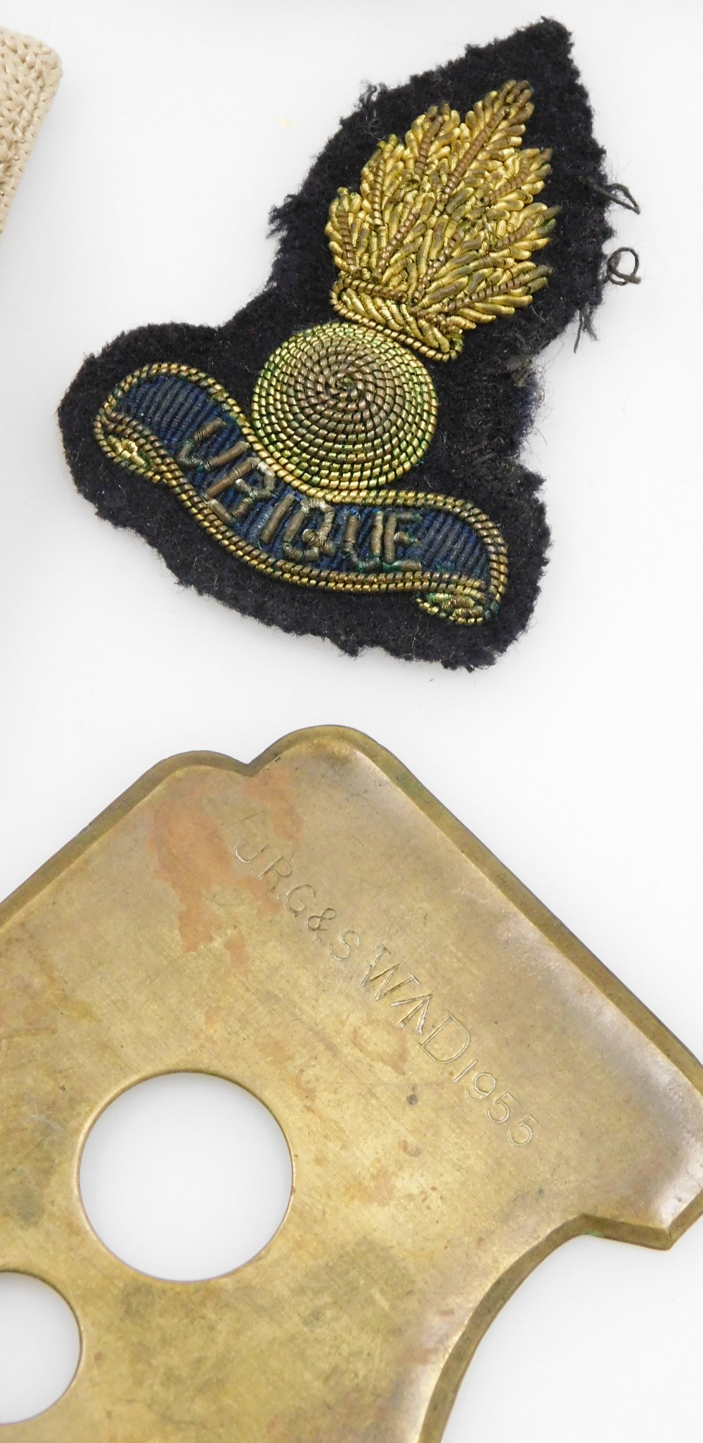 A group of Royal Engineers badges, belts and arm straps, to include a Royal Engineers carry case, be - Bild 3 aus 5