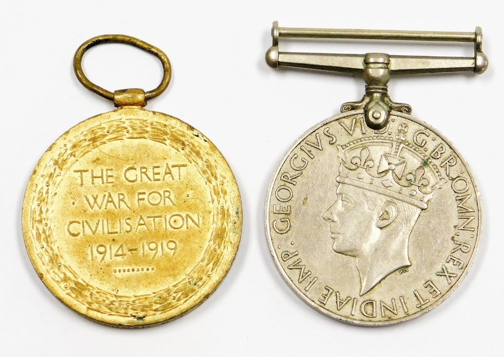 Two war medals, to include the 1939-45 medal, and a Great War for Civilisation '14-'19 medal, with i - Bild 2 aus 4