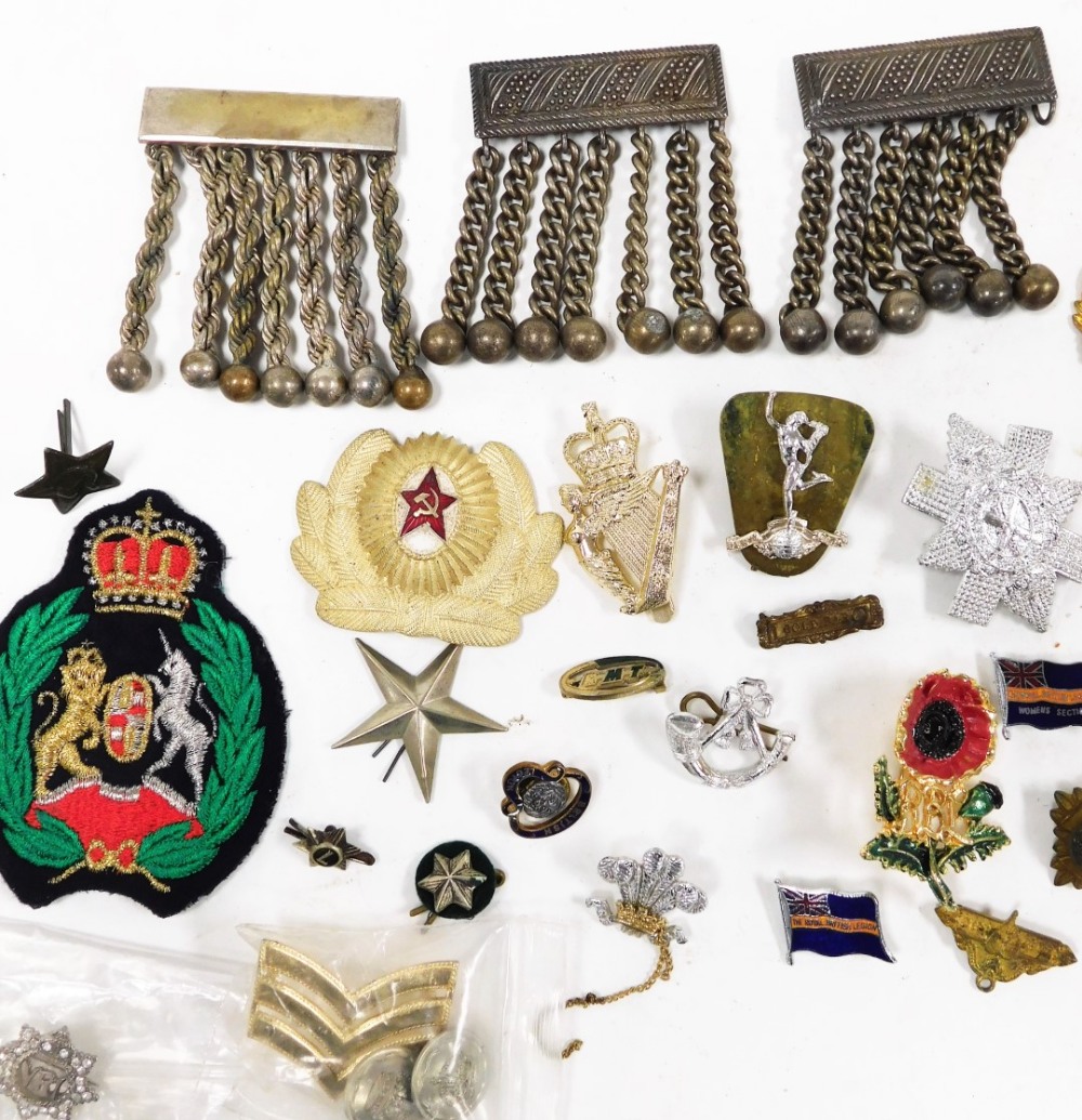 A group of jewellery and effects, cap badges, bar brooches, silver plated uniform chains, etc. (a qu - Image 2 of 3