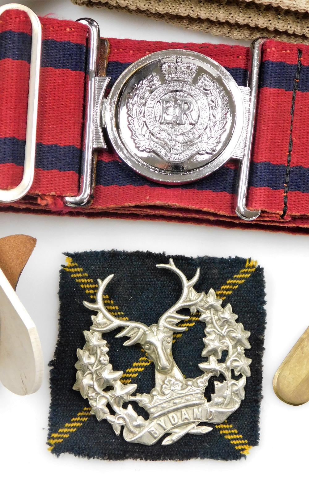 A group of Royal Engineers badges, belts and arm straps, to include a Royal Engineers carry case, be - Bild 2 aus 5
