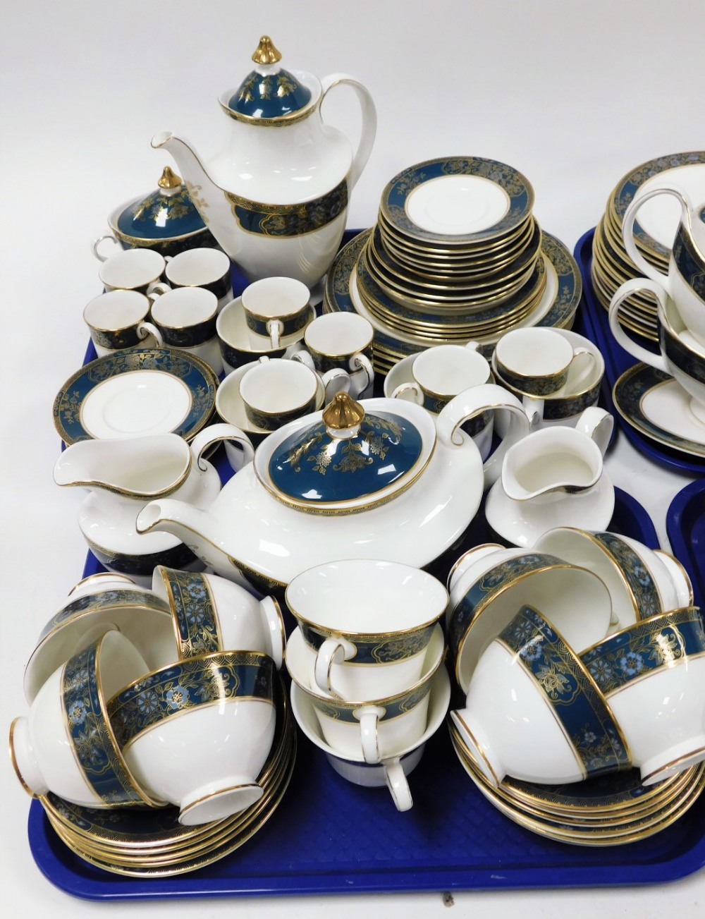A Royal Doulton Carlyle pattern part tea and dinner service, comprising coffee cans and saucers, lar - Image 4 of 6