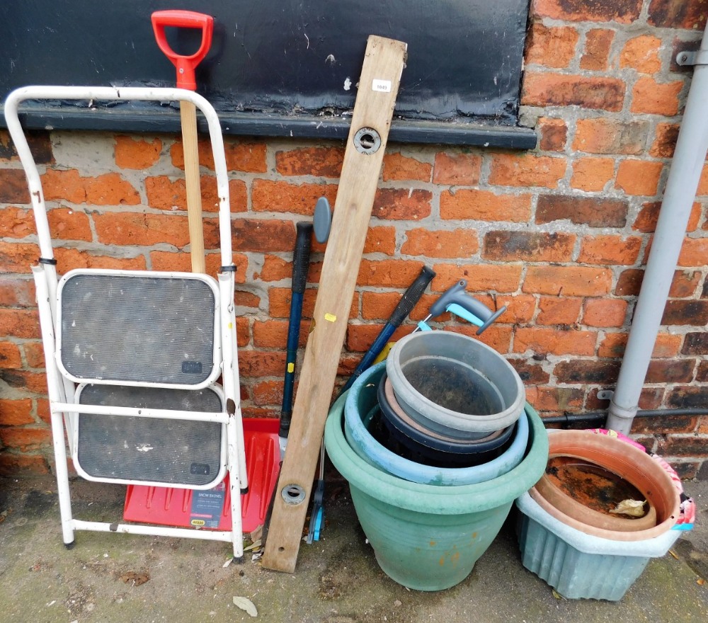 Various garden effects, snow shovel, plastic planters, spirit level miniature step ladder, etc.