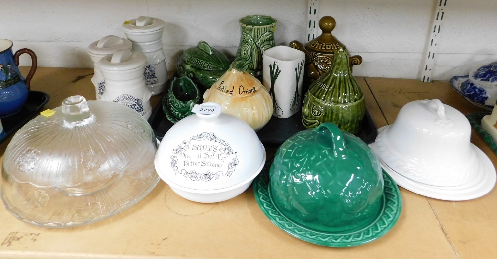 Various kitchen ware, to include pickled onion, cucumber and onions novelty pots, celery dish, a Syl