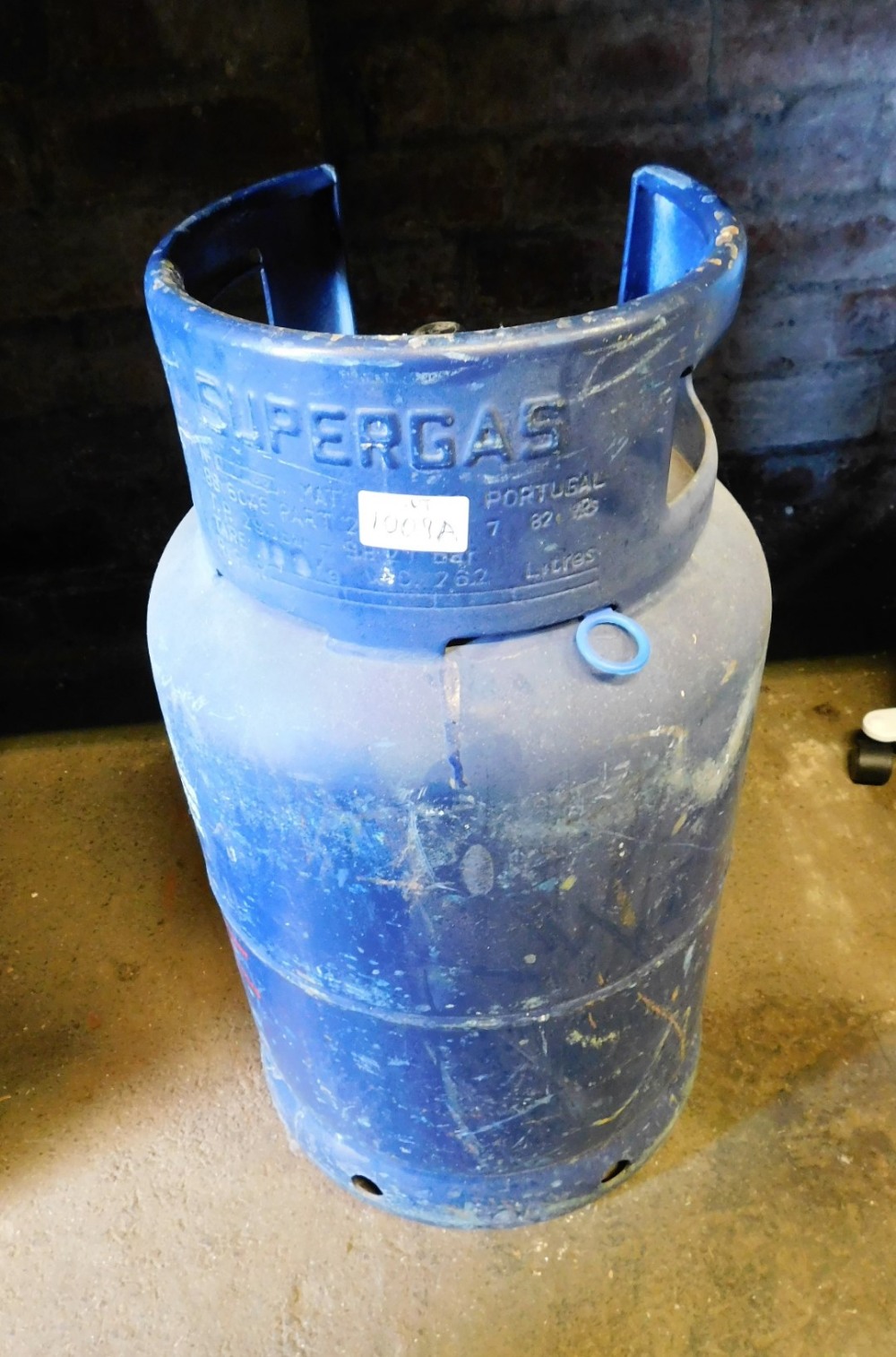 A Flo Gas 13kg gas bottle, blue.