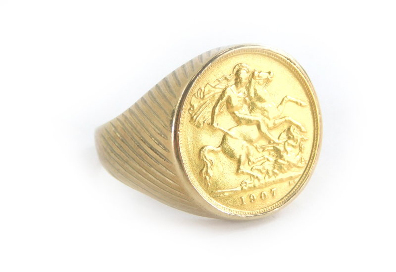 A gentlemans 9ct gold ring, mounted with a 1907 half gold sovereign, 12.6g all in.