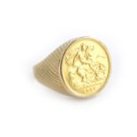 A gentlemans 9ct gold ring, mounted with a 1907 half gold sovereign, 12.6g all in.