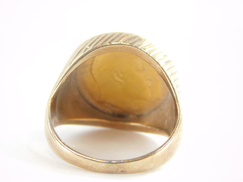 A gentlemans 9ct gold ring, mounted with a 1907 half gold sovereign, 12.6g all in. - Bild 2 aus 2