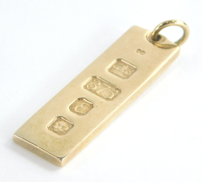 A 9ct gold bar, maker J & B London 1979, 15.2g.