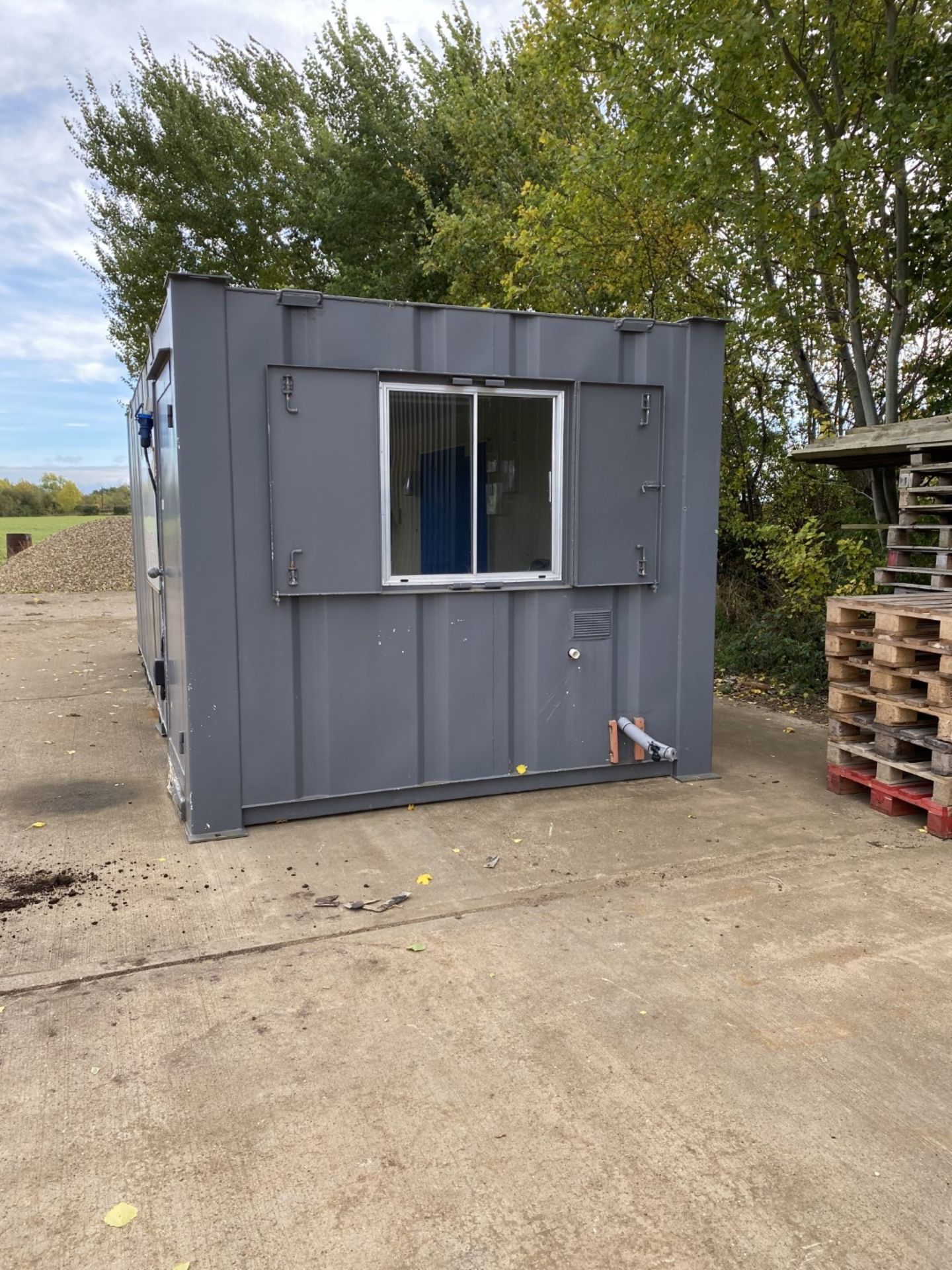 A 20' steel Premium Site Canteen, with sink and boiler. - Image 3 of 3