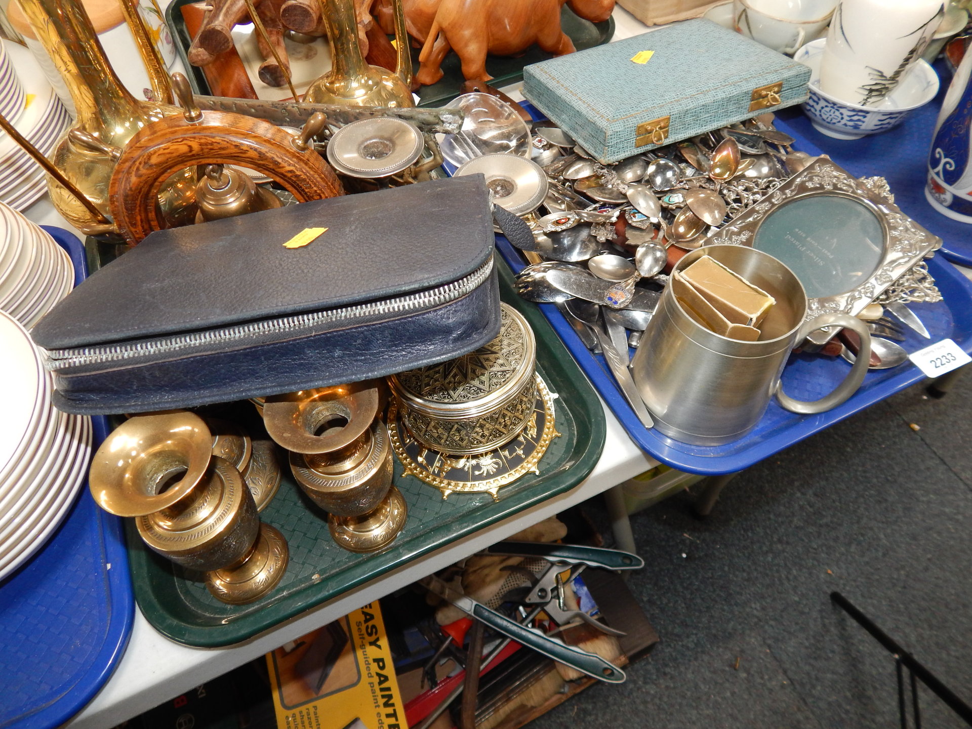 A group of silver plated wares, silver plated frames, souvenir spoons, cased cutlery sets, etc. (1 t - Image 2 of 2