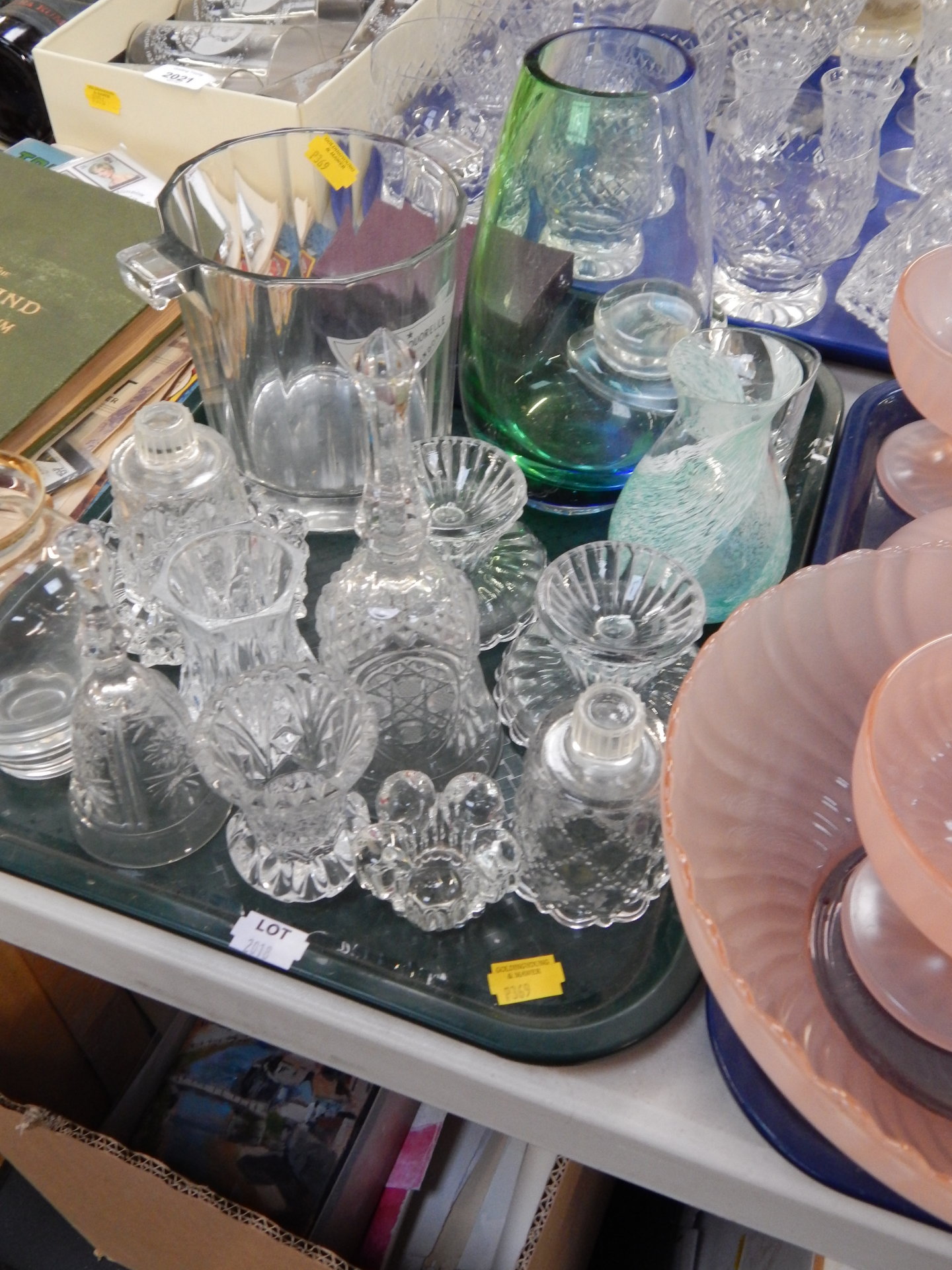Various glassware, to include a set of pink frosted glass sundae dishes and punch bowls, various, ca - Image 2 of 3