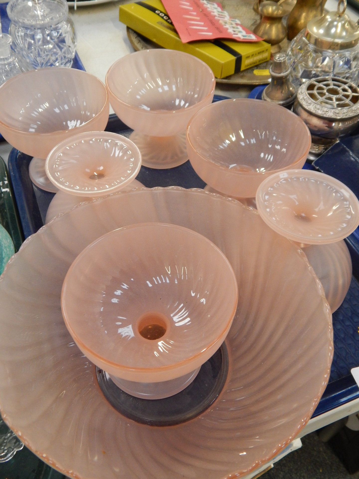 Various glassware, to include a set of pink frosted glass sundae dishes and punch bowls, various, ca - Image 3 of 3