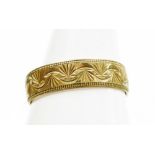 A 9ct gold wedding band, of fanned and ribbed outer design, ring size U, 2.6g.