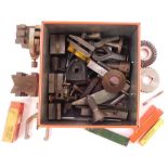 A group of model engineering parts, various oddments, wheels, bars, etc. (1 tin)