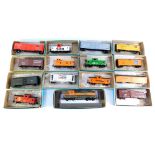 Athern HO gauge G09 BNSF 1600 locomotive and rolling stock, including sleeper cars, cabooses, etc. (