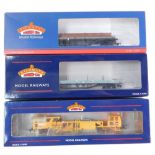 Bachmann OO gauge rolling stock, comprising 36-160 Plasser Tamper machine (non motorised) 33-857A 30