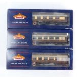 Bachmann OO gauge BR MK1 Pullman coaches, comprising 39-320 bar 2nd (with lighting), 39-280 Pullman