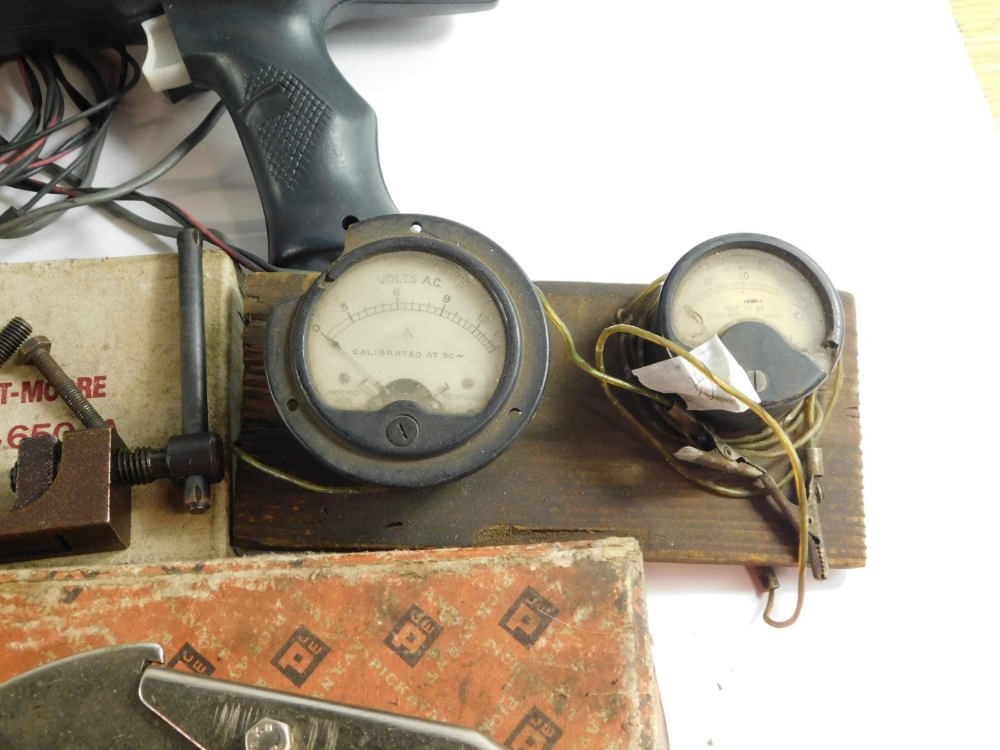 Various automobilia parts, two sets of Gunsons test tunes, a Volts calibrator meter, AA car badge, j - Image 4 of 9