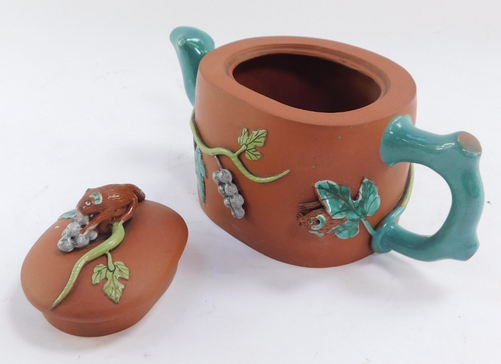 A Chinese redware teapot, with animal finial, carrying berries on vines and a bat, with turquoise ha - Image 3 of 4