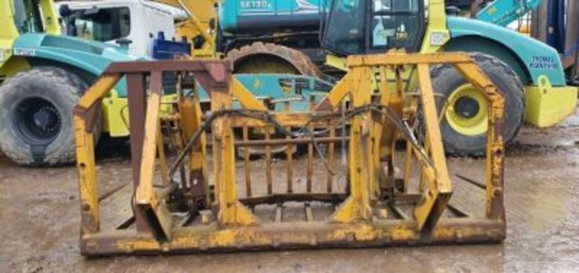 10FT HEAVY DUTY PUSH OFF BUCKRAKE HAS JCB FITTINGS BUT COULD EASILY CONVERT TO 3POINT LINKAGE - Image 3 of 3