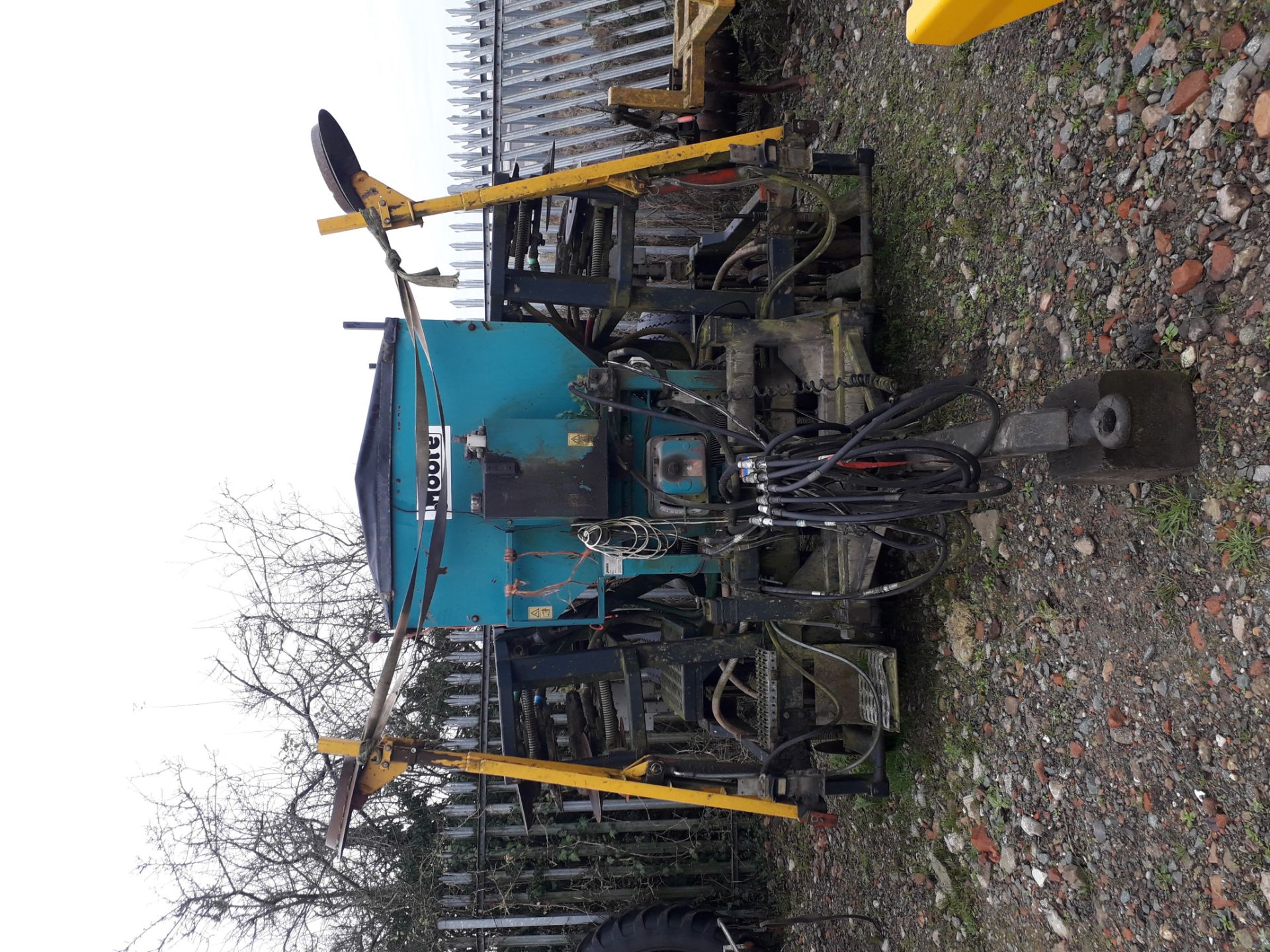 MOORES 4MTR HYDRAULIC FOLDING DIRECT DRILL, TUNESTON COULTER TIPS, RDS NETERINE YEAR 1998