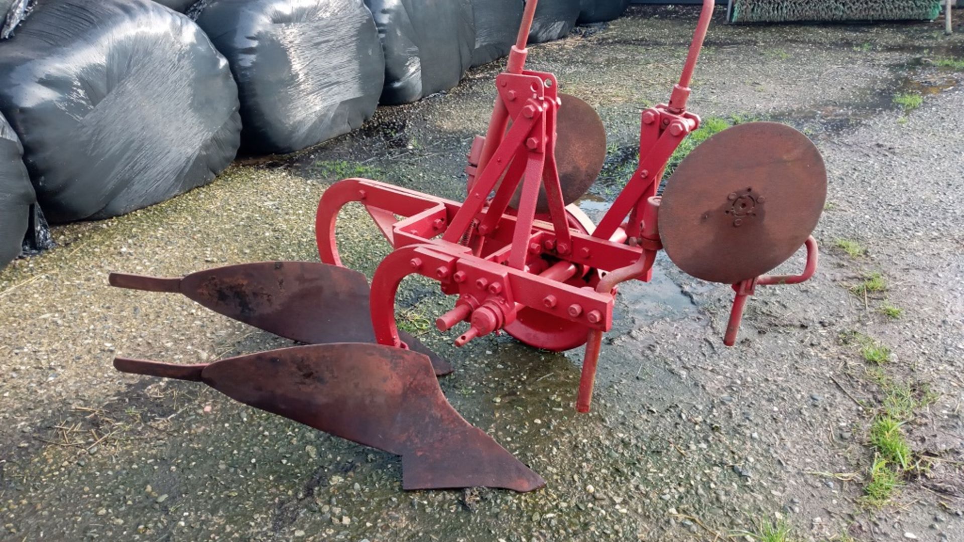 DAVID BROWN 2 FURROW PLOUGH - 2 PAIRS OF DISCS BUT ON SKIMMERS