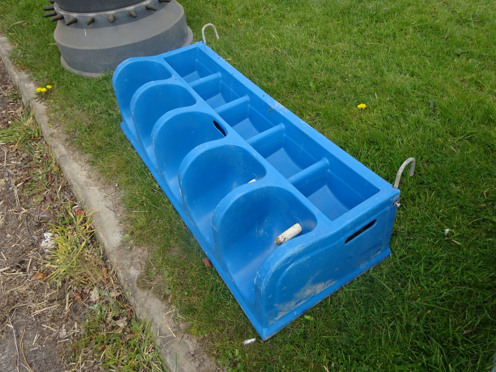 WYEDALE 5 TEAT CALF FEEDER