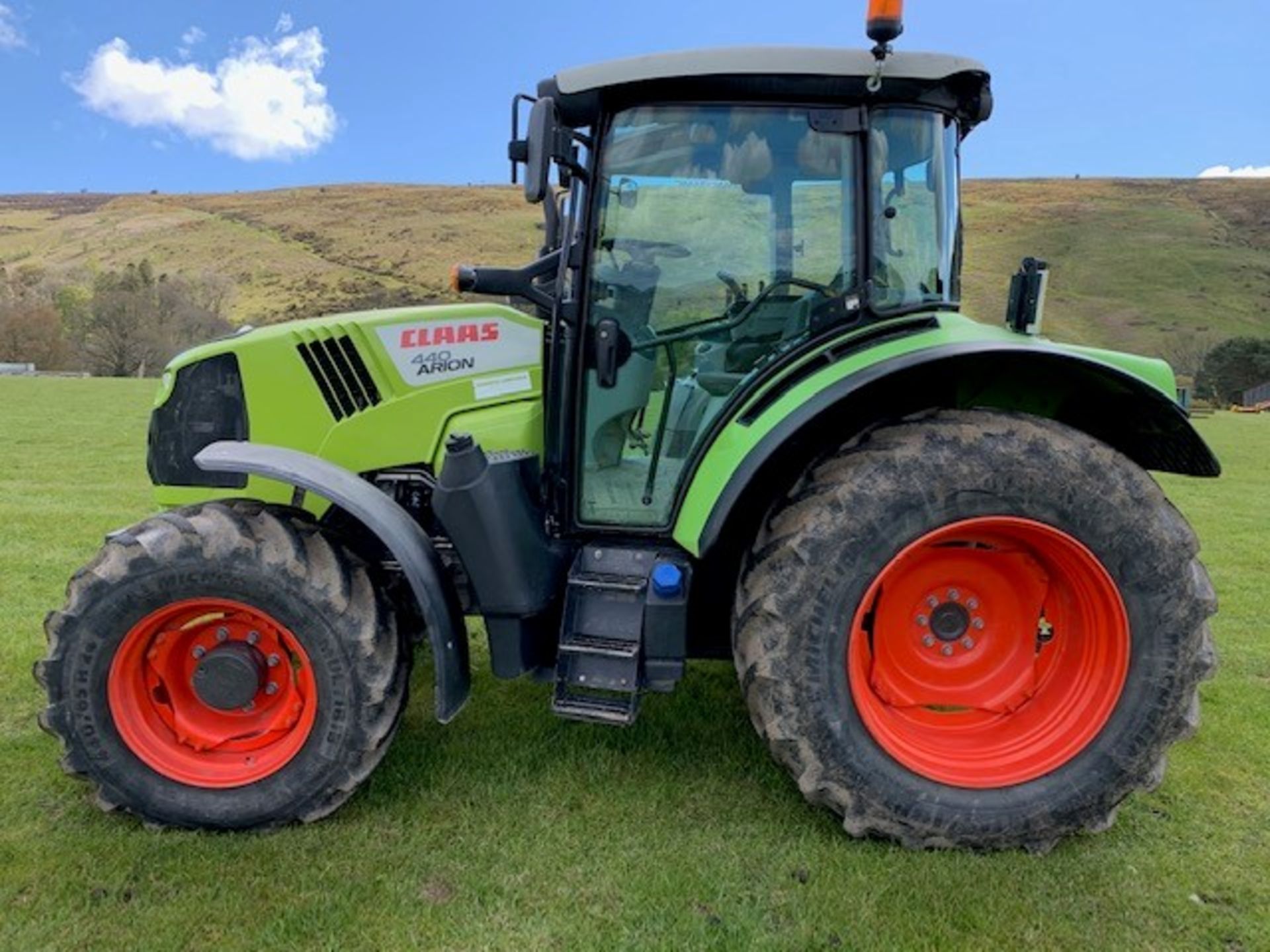 CLAAS ARION 440 4WD TRACTOR. REG.NO. DX17 CYV FIRST REG 1/4/17 125HP PANORAMIC ROOF APPROX 1800 HRS - Image 4 of 7