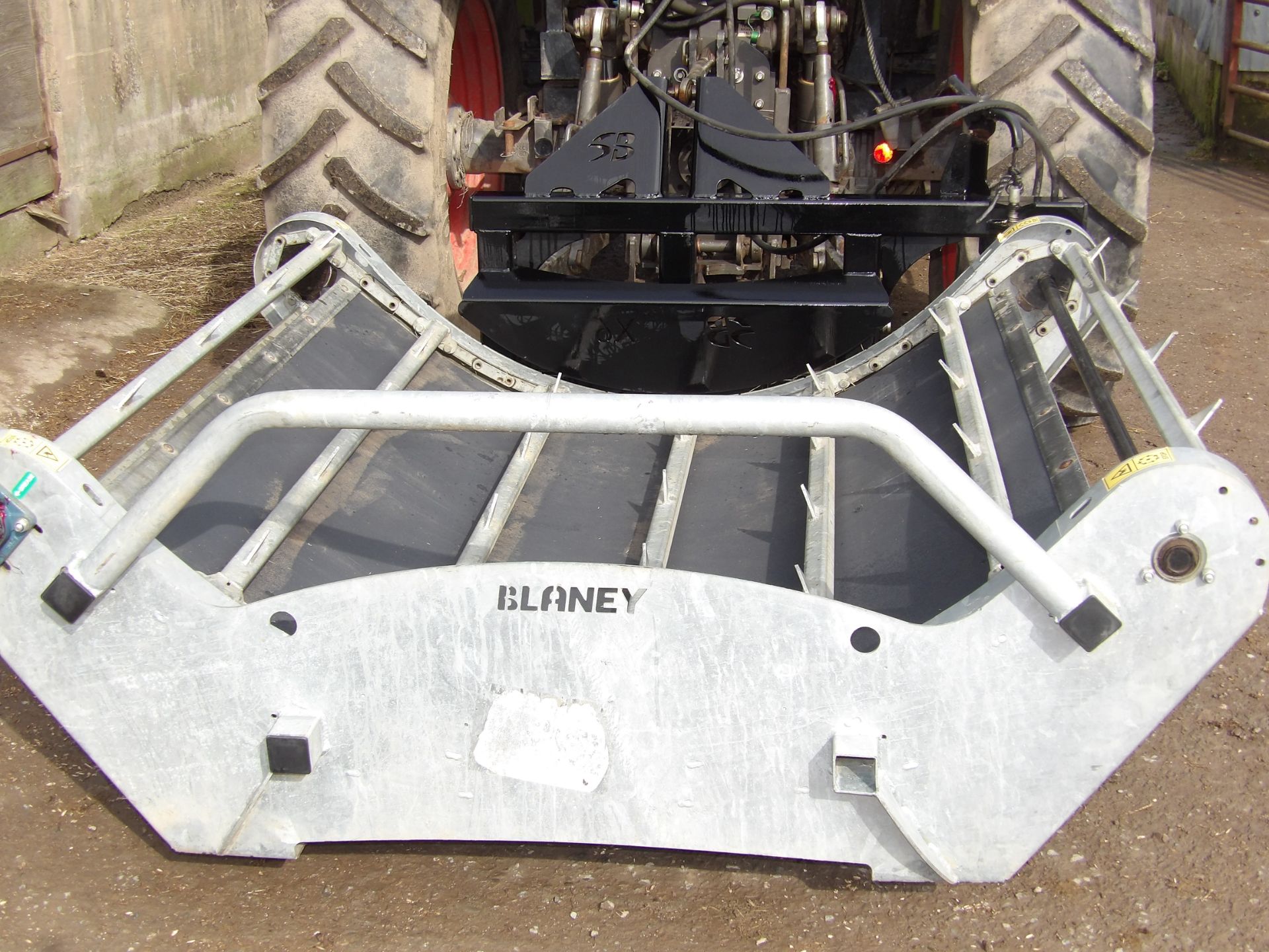 BLANEY BALE UNROLLER ( AS NEW) - Image 2 of 2