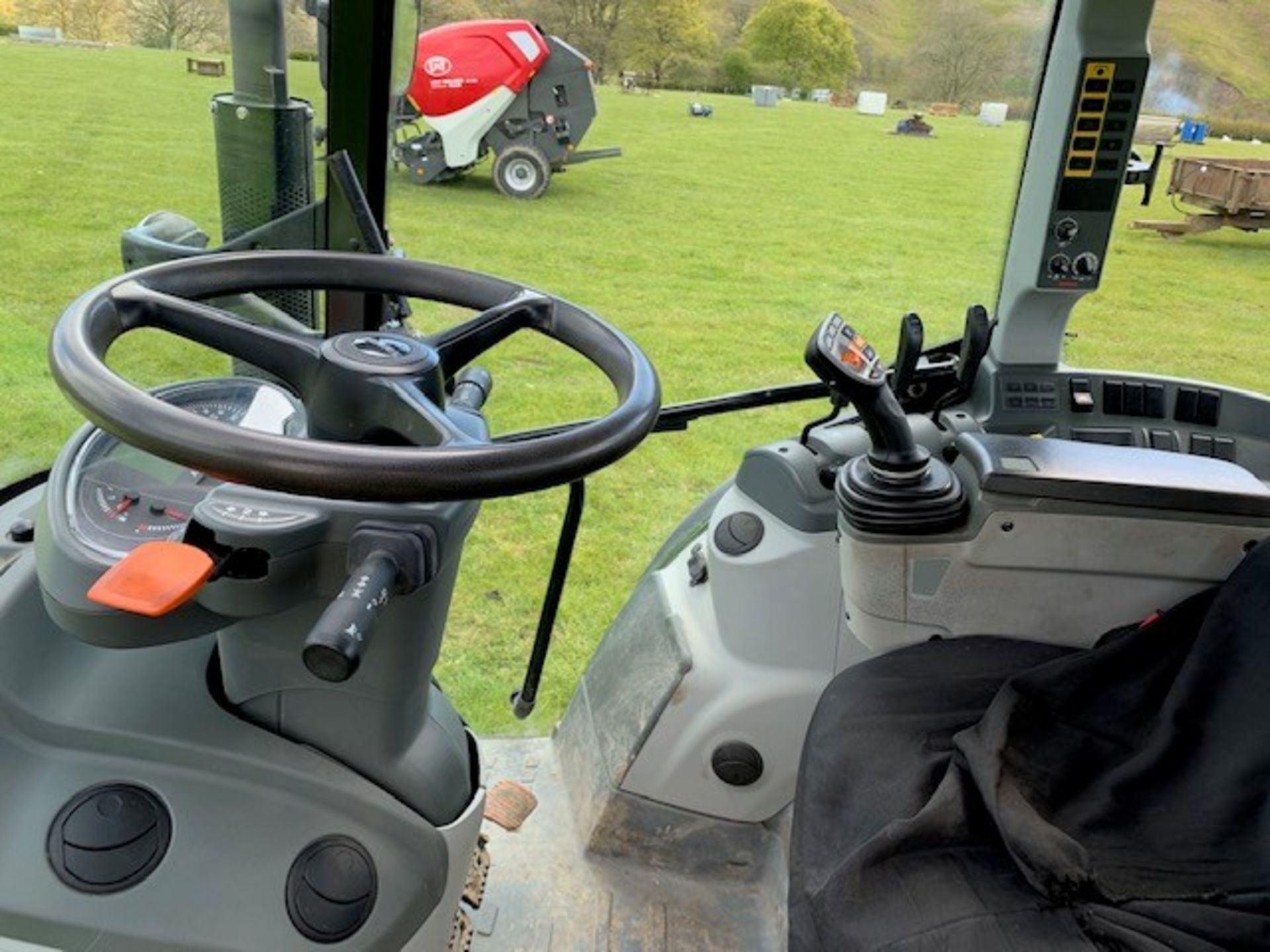 CLAAS ARION 440 4WD TRACTOR. REG.NO. DX17 CYV FIRST REG 1/4/17 125HP PANORAMIC ROOF APPROX 1800 HRS - Image 6 of 7