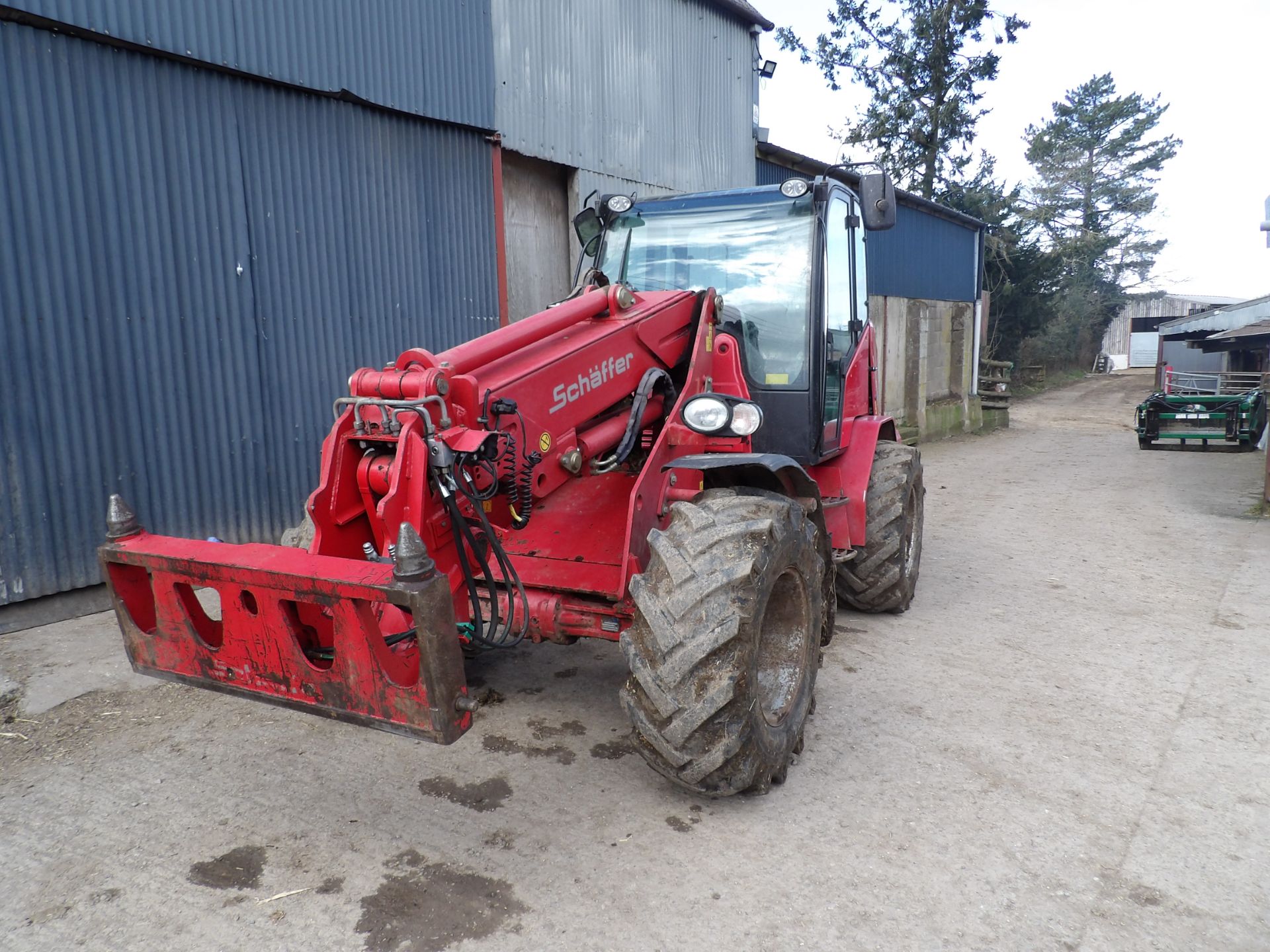 SHAFFER 8090 PIVOT STEER TELESCOPIC LOADER C/W PALLET TINES REG.NO. EU16 HPK FIRST REG.9/9/16 - Image 2 of 3