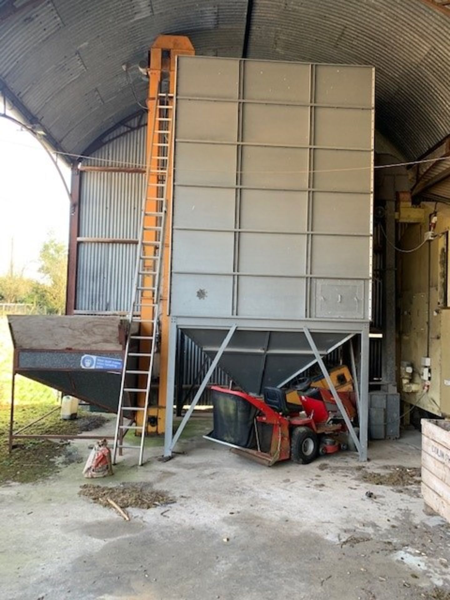 Galvanised 30 Tonne Hopper Bottomed Grain Bin c/w Perry of Oakley Elevator and Feed Hopper To be