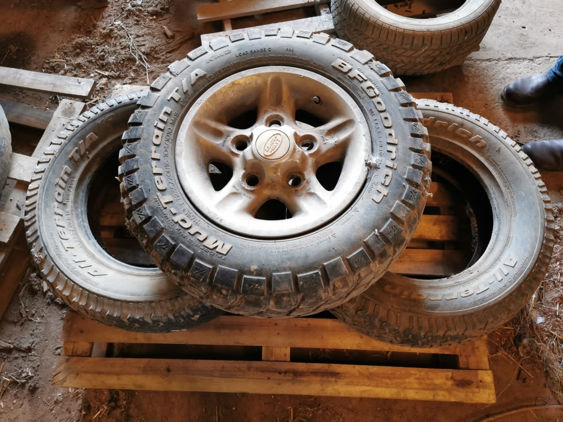 Discovery wheel + 3 x tyres. 235/70/16 Goodrich all-terrain