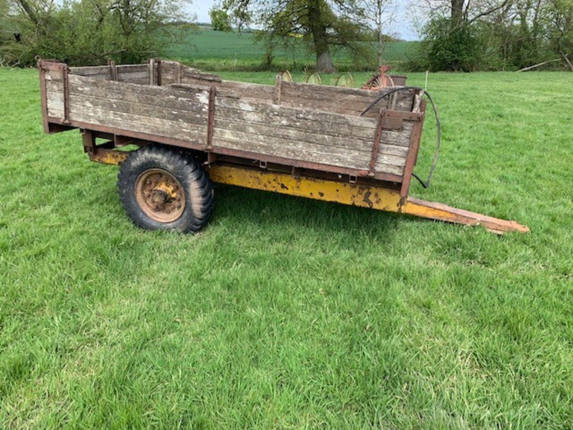 2 wheel tipping trailer