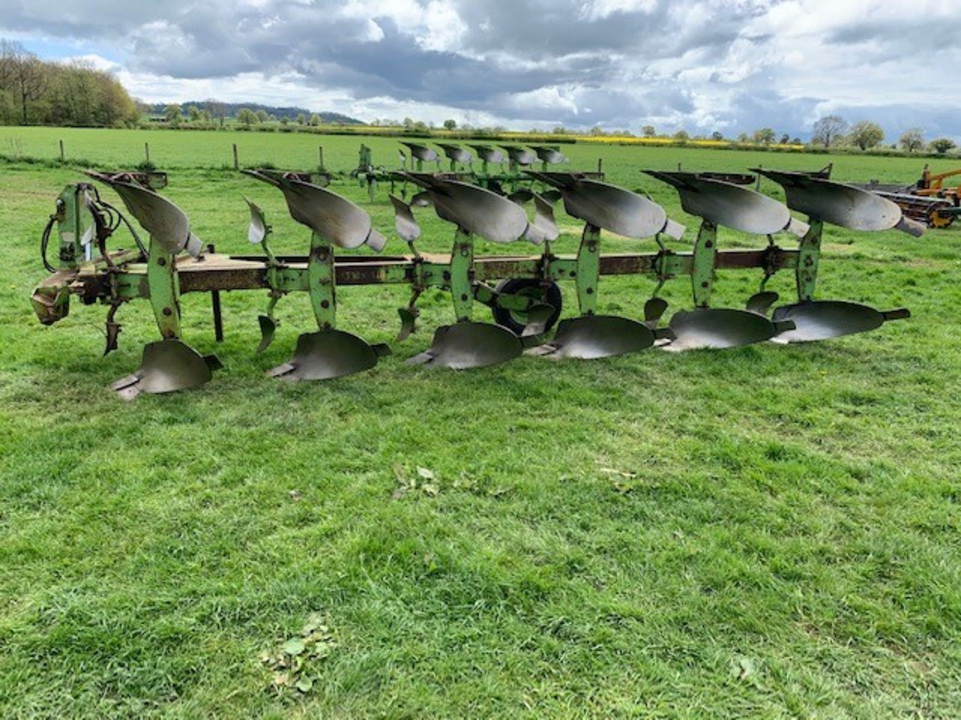 Dowdeswell DP7E 5 + 1 reversible plough. c/w SCN boards k-skims