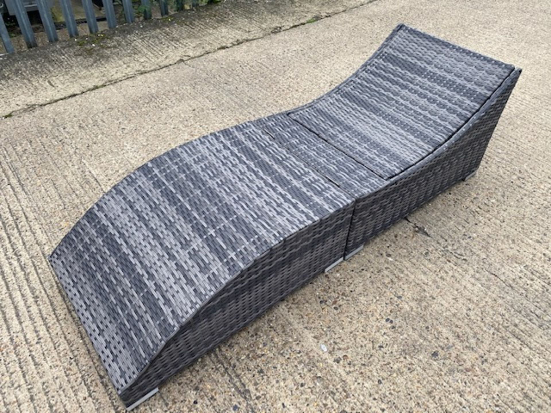 + VAT Brand New Chelsea Garden Company Grey Rattan Aluminium Frame Sunbed With Grey Cushions - Item - Image 3 of 6