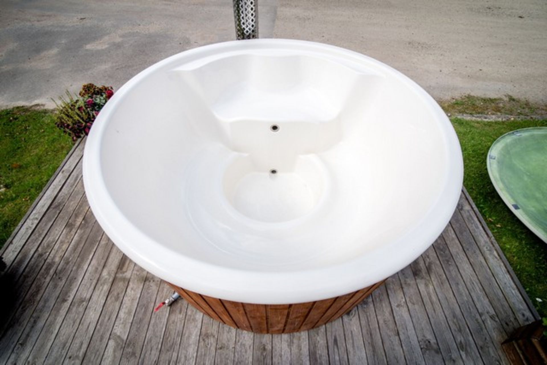 + VAT Brand New 1.8m Fiberglass Hot Tub with Stainless Steel Heater and Chimney - Hot Tub Made from - Bild 2 aus 2