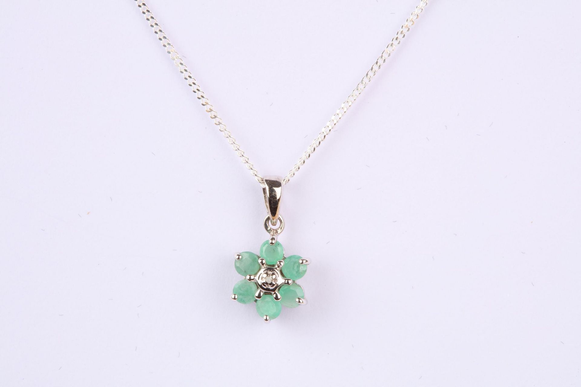 + VAT Brand New Green Onyx Flower Pendant On Chain