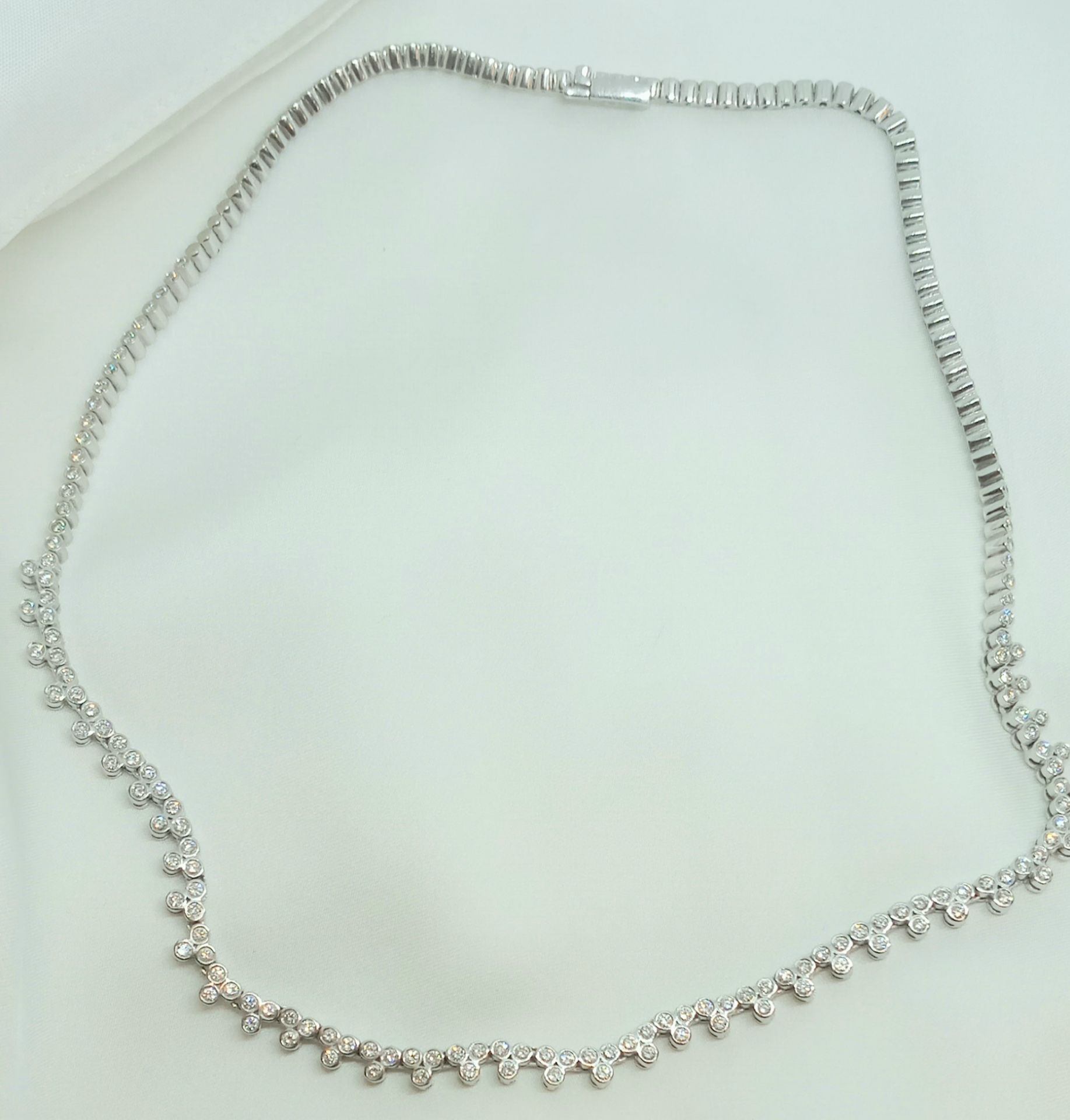 No VAT Ladies 18ct White Gold 5CT Diamond Necklace Set With 150 Diamonds - Image 4 of 5