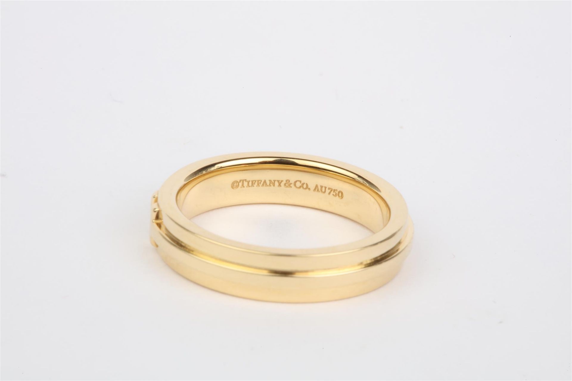 No VAT Ladies Tiffany & Co 18ct Gold "T Narrow" Ring - Image 2 of 2