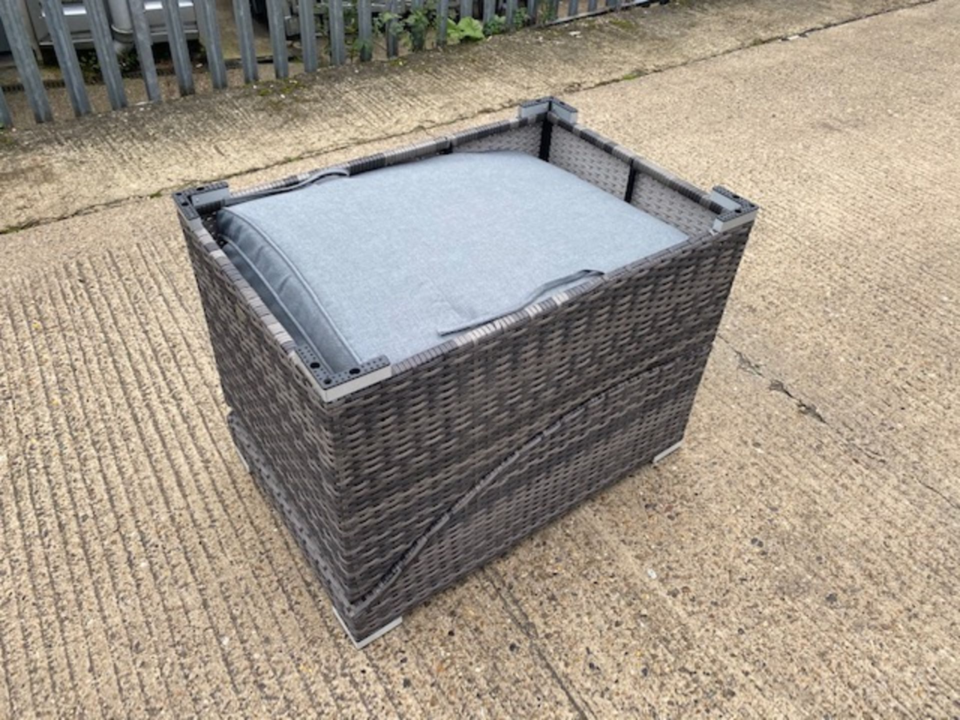 + VAT Brand New Chelsea Garden Company Grey Rattan Aluminium Frame Sunbed With Grey Cushions - Item - Image 2 of 6