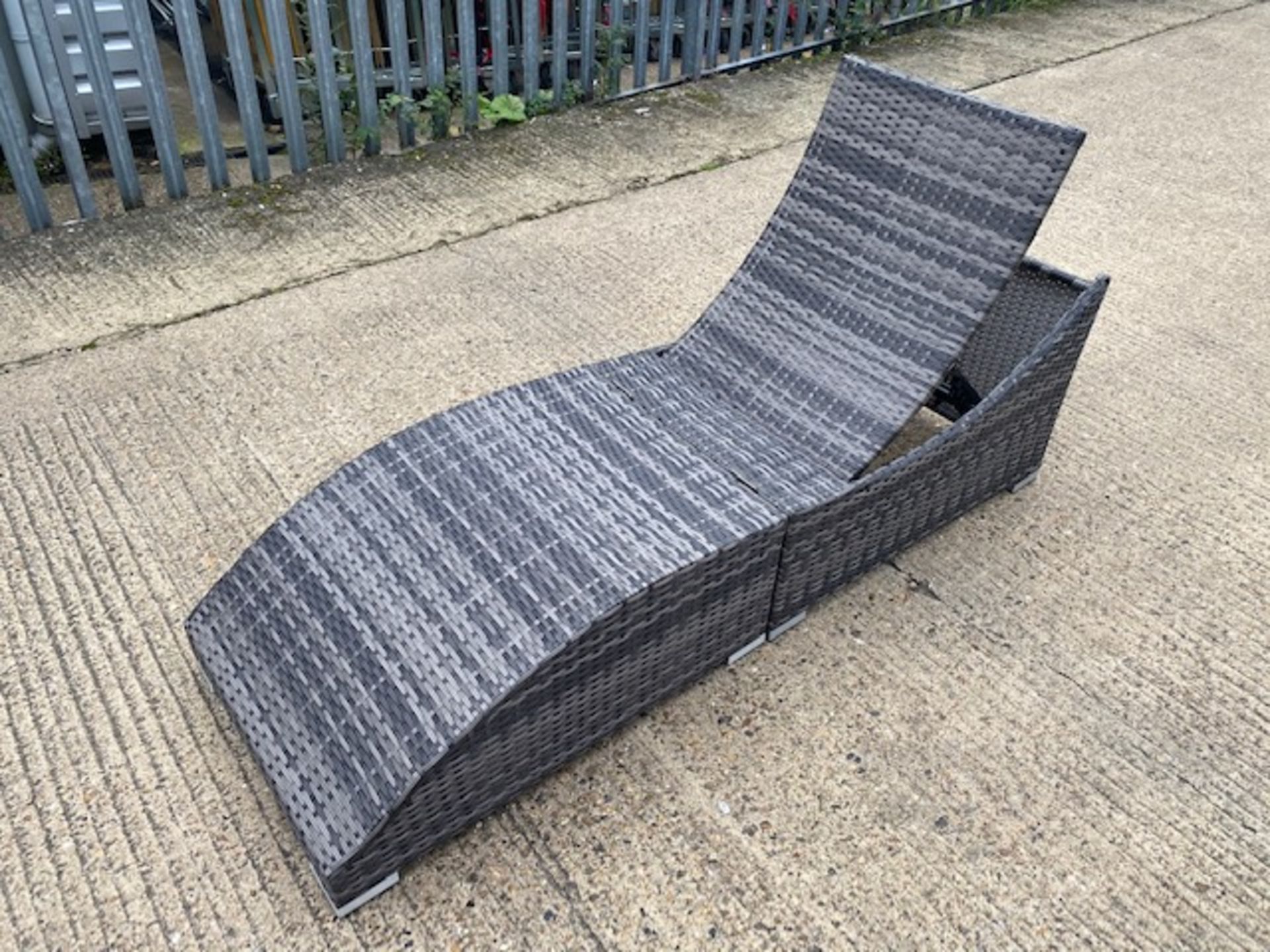 + VAT Brand New Chelsea Garden Company Grey Rattan Aluminium Frame Sunbed With Grey Cushions - Item - Image 4 of 6