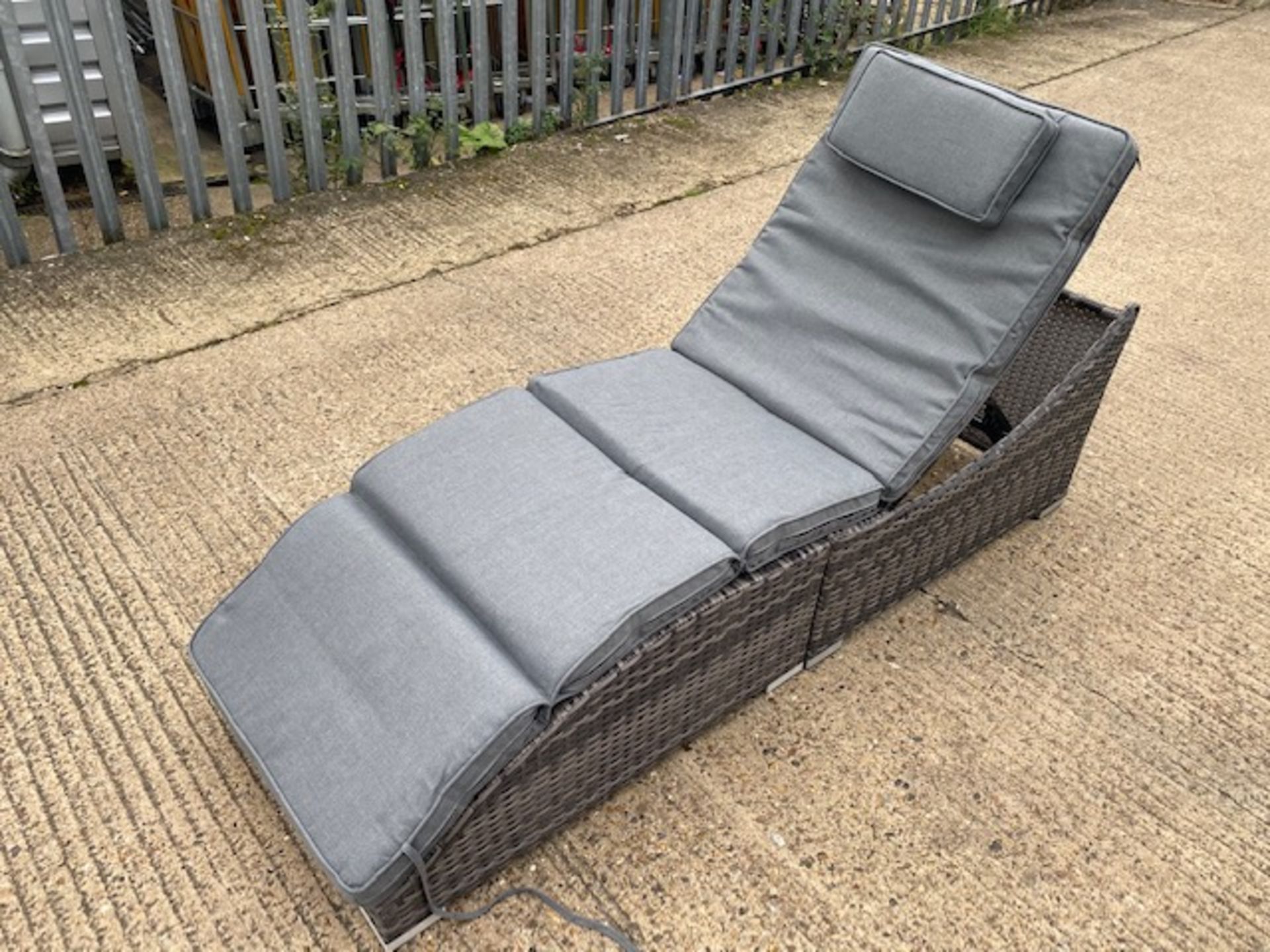 + VAT Brand New Chelsea Garden Company Grey Rattan Aluminium Frame Sunbed With Grey Cushions - Item - Image 5 of 6
