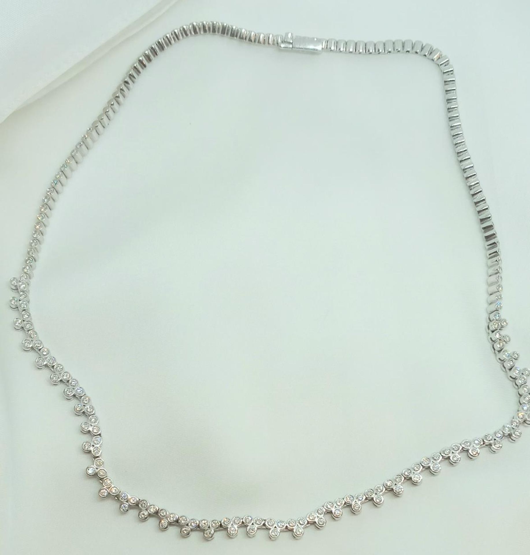 No VAT Ladies 18ct White Gold 5CT Diamond Necklace Set With 150 Diamonds - Image 4 of 5