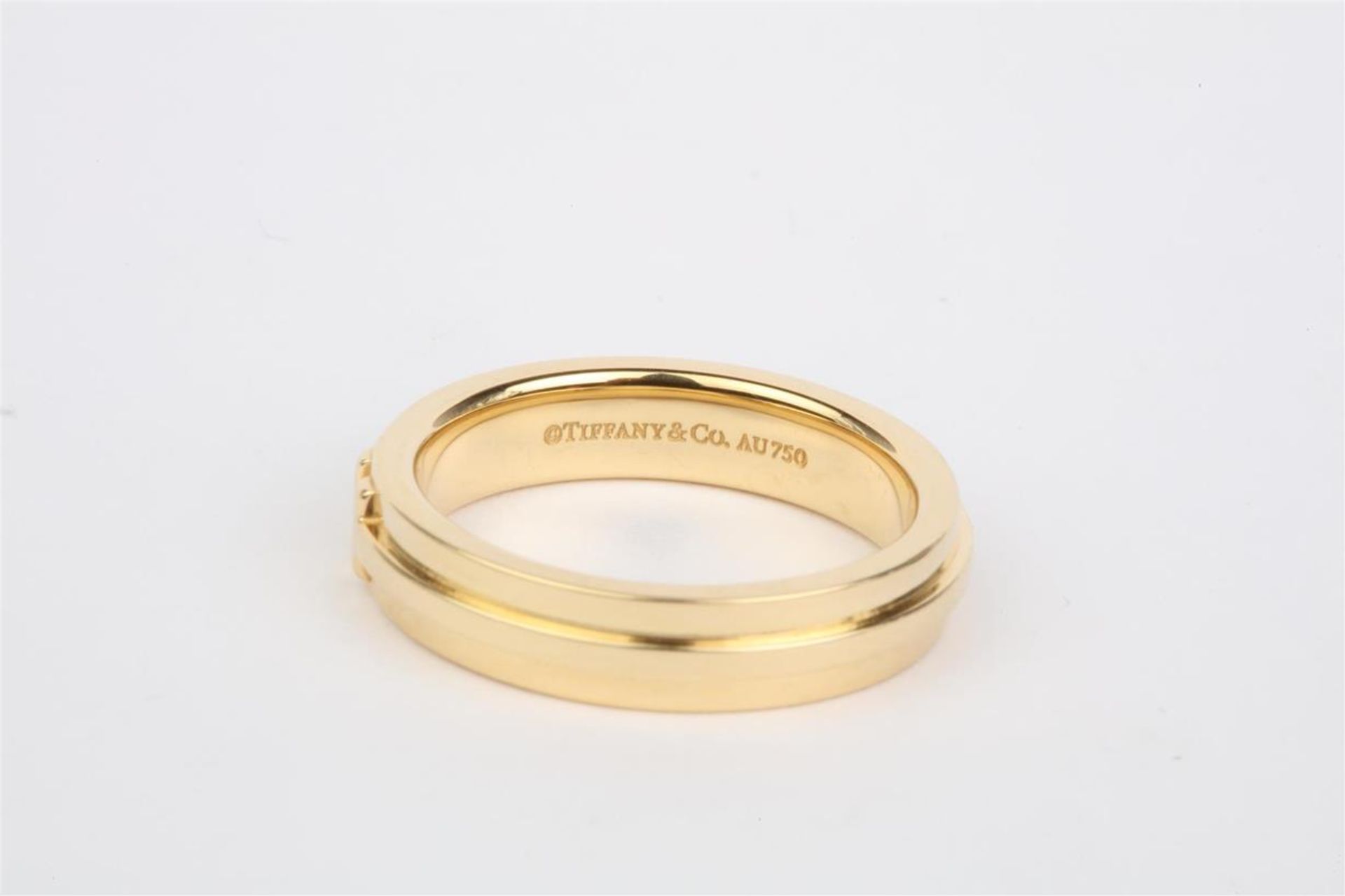 No VAT Ladies Tiffany & Co 18ct Gold "T Narrow" Ring - Image 2 of 2